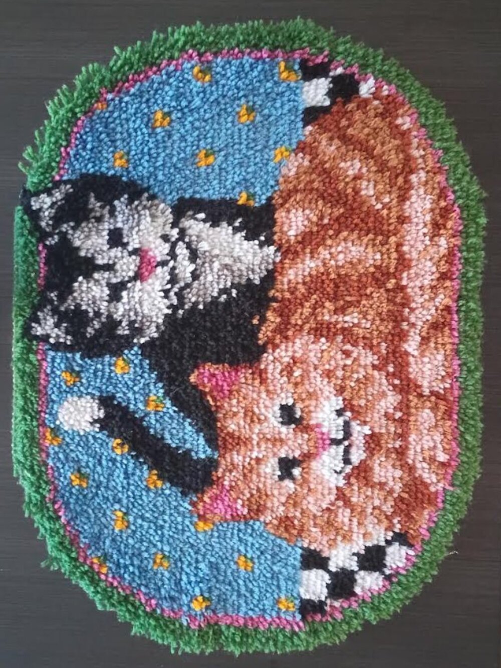 VINTAGE HANDMADE CAT OVAL LATCHHOOK RUG BROWN TABBY BLACK TUXEDO CATS